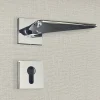 Poignée de porte design à cylindre finition aspect chrome brillant Andrea - KATCHMEE
