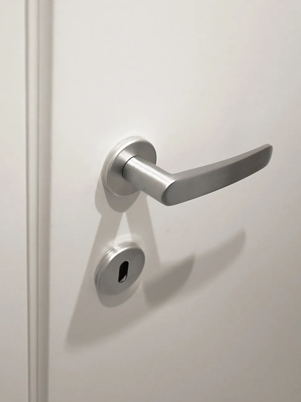 Poignée de porte intérieure sur rosace Zamac chrome satiné Avec ressort de rappel Hardwarexchange