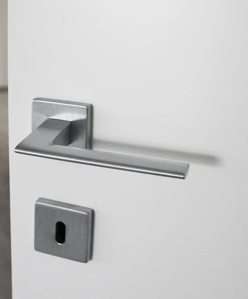 Poignée de porte intérieure sur rosace Zamac chrome satiné Avec ressort de rappel Hardwarexchange