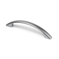 Poignée en Zamak, finition chrome mat, dimensions: 124x11x26mm et inserts: 96mm-