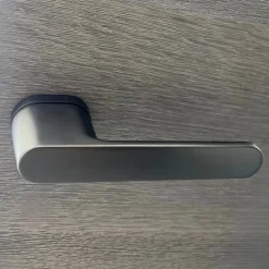Poignées de porte sur rosace oblongue Canon de fusil / Gris anthracite - Modèle Marina