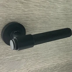 Poignées de porte sur rosace ronde noir mat industriel - Modèle Ema