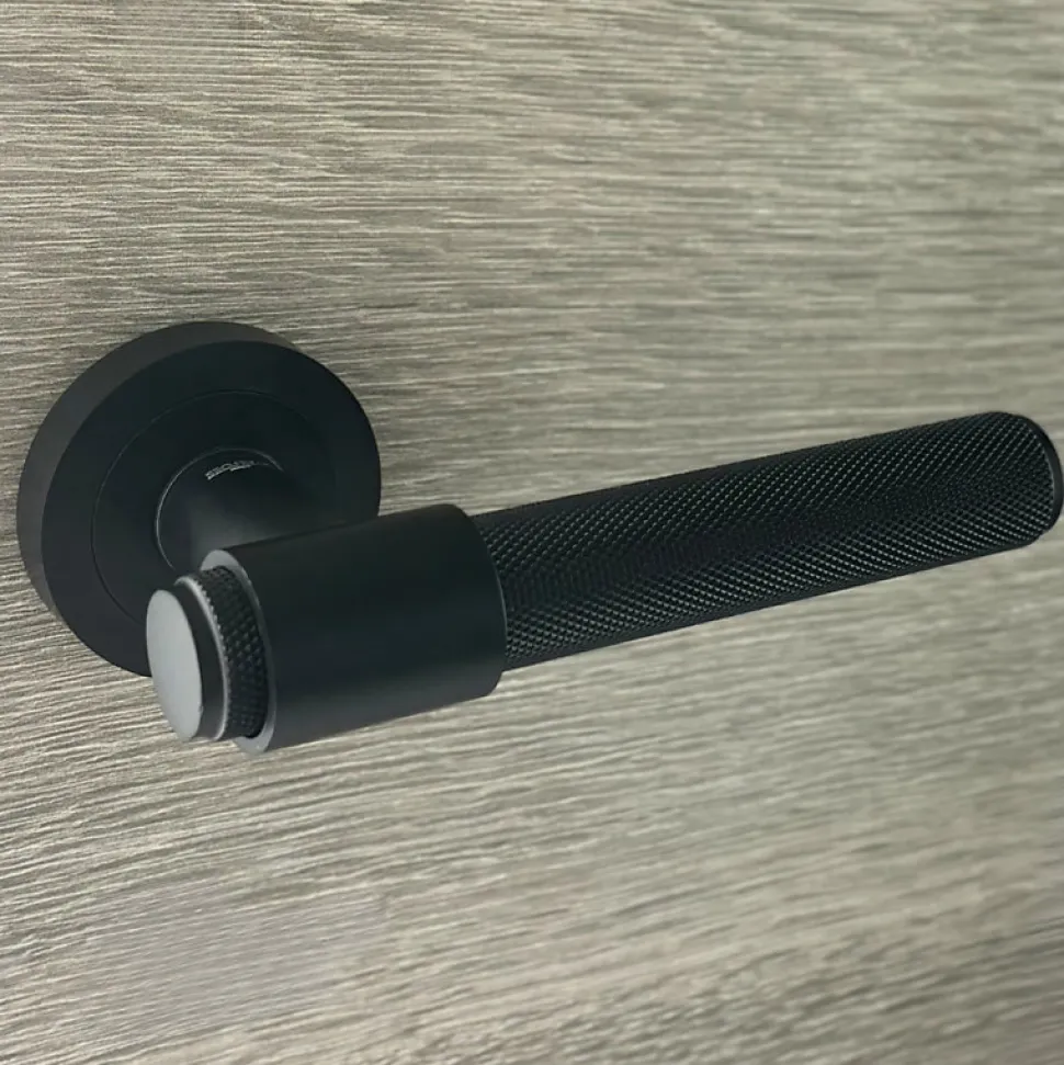 Poignées de porte sur rosace ronde noir mat industriel - Modèle Ema