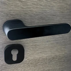 Poignées de porte sur rosace oblongue noir mat - Modèle Marina Trou de cylindre i
