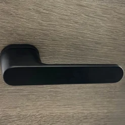 Poignées de porte sur rosace oblongue noir mat - Modèle Marina