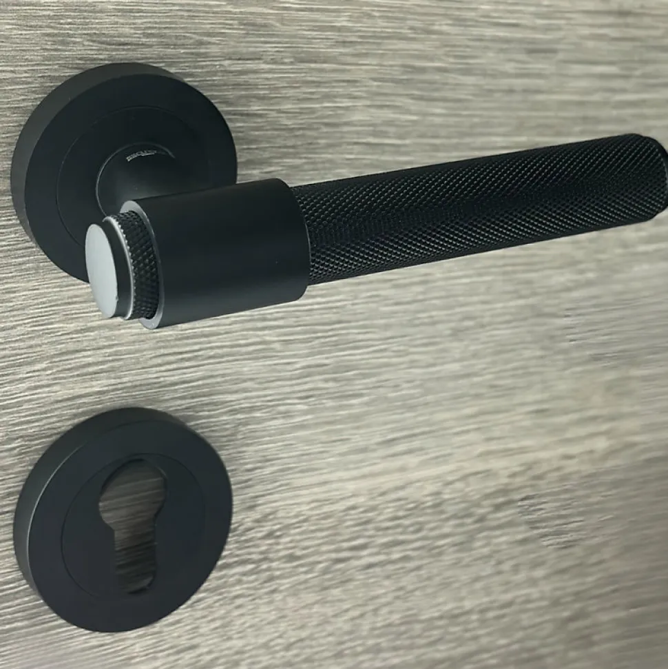 Poignées de porte sur rosace ronde noir mat industriel - Modèle Ema Trou de cylindre i