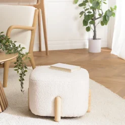 Pouf en tissu bouclette écru et pieds bois