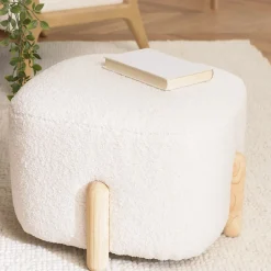 Pouf en tissu bouclette écru et pieds bois