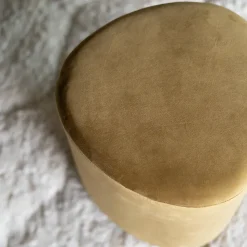 Pouf triangulaire en velours jaune - Emmy