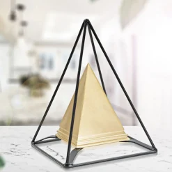 Pyramide en métal doré avec structure noire 15x15x21 cm