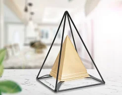 Pyramide en métal doré avec structure noire 15x15x21 cm