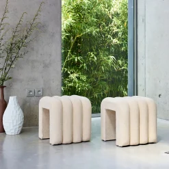 Set de 2 poufs contemporains en tissu beige