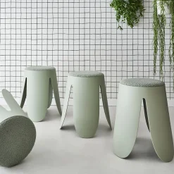 Set de 4 tabourets empilables verts céladon. bouclette texturée. NIKI. D.30 / 44 x H46cm