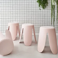 Set de 4 tabourets empilables rose pâle. bouclette texturée. NIKI. D.30 / 44 x H46cm