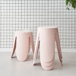 Set de 4 tabourets empilables rose pâle. bouclette texturée. NIKI. D.30 / 44 x H46cm