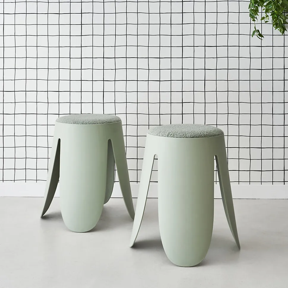 Set de 2 tabourets empilables vert céladon. bouclette texturée. NIKI. D.30 / 44 x H46cm