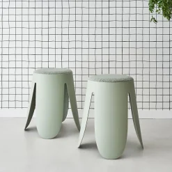 Set de 2 tabourets empilables vert céladon. bouclette texturée. NIKI. D.30 / 44 x H46cm