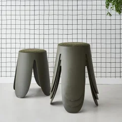 Set de 4 tabourets empilables kaki foncé. bouclette texturée. NIKI. D.30 / 44 x H46cm
