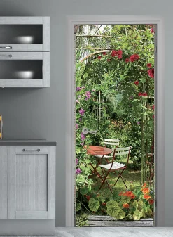 Sticker mural décoratif 204 cm X 83 cm, trompe l'oeil fleuri avec arche de capucine et rose trémière autour d'une table de jardin.