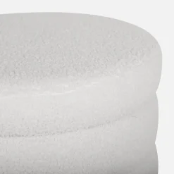 Tabouret en bouclettes blanches avec coffre de rangement intégré