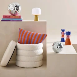 Tabouret en bouclettes blanches avec coffre de rangement intégré