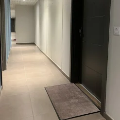 Tapis en microfibres taupe 60x90 cm avec semelle en PVC