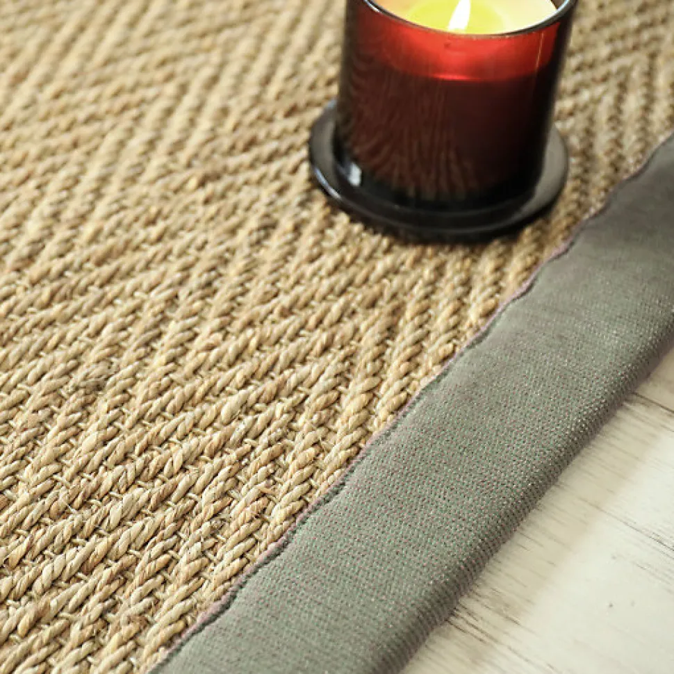 Tapis Jonc de mer - Bihar fin chevron - Ganse chenille vert mousse - 140 x 200 cm