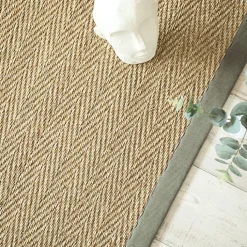 Tapis Jonc de mer - Bihar fin chevron - Ganse chenille vert mousse - 80 x 150 cm