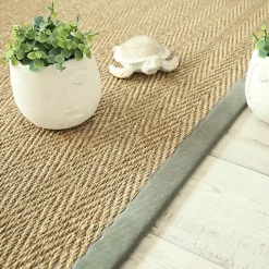 Tapis Jonc de mer - Bihar fin chevron - Ganse chenille vert mousse - 80 x 150 cm