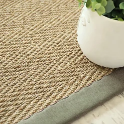 Tapis Jonc de mer - Bihar fin chevron - Ganse chenille vert mousse - 80 x 150 cm