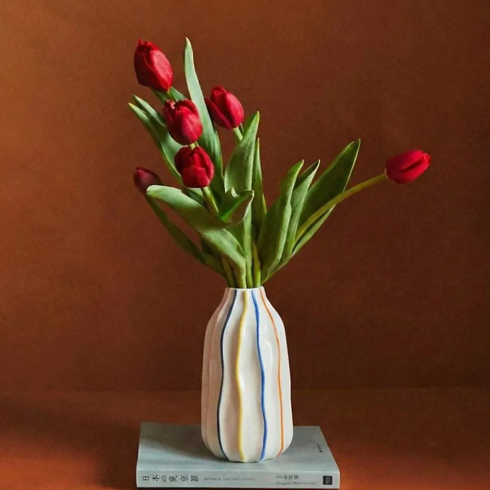 Vase en céramique blanches lignes colorées 17cm