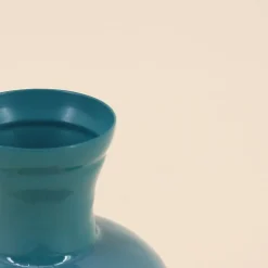 Vase en métal laqué turquoise fleuri h13,5cm